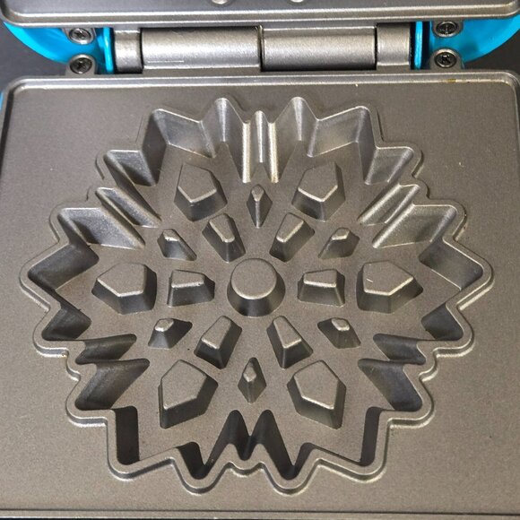 Disney Frozen Elsa Anna Blue Waffle Maker Nonstick Latching Handle DFR-5 - Picture 4 of 11